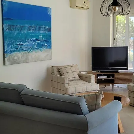 Spacious With Private Pool And Sea View, Just 150 Meters From The Sea فيلة إسترو