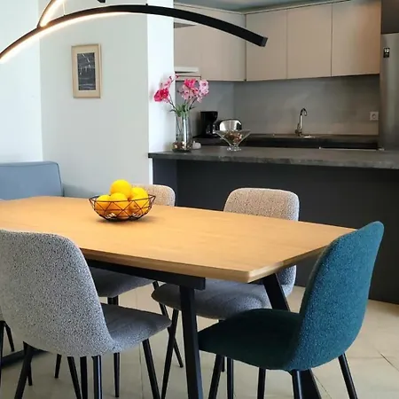 Spacious With Private Pool And Sea View, Just 150 Meters From The Sea فيلة