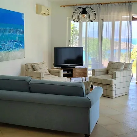 Spacious With Private Pool And Sea View, Just 150 Meters From The Sea إسترو